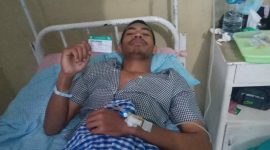 Konterius Lise sambil terbaring menunjukkan KIS miliknya