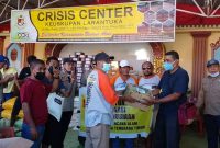 Ketua Umum KJM Abi Parera menyerahkan secara simbolis bantuan bencana melalui Posko Crisis Center di Keuskupan Larantuka, Sabtu (10/4) (foto: istimewa)