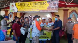 Ketua Umum KJM Abi Parera menyerahkan secara simbolis bantuan bencana melalui Posko Crisis Center di Keuskupan Larantuka, Sabtu (10/4) (foto: istimewa)