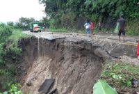 Badan jalan yang longsor di ruas Maumere-Ende di Nangablo, Kamis (1/4)
