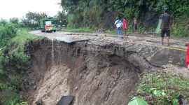 Badan jalan yang longsor di ruas Maumere-Ende di Nangablo, Kamis (1/4)
