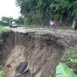 Badan jalan yang longsor di ruas Maumere-Ende di Nangablo, Kamis (1/4)

