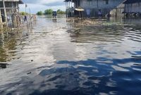 Air laut merendam pemukiman rumah penduduk di Desa Semparong, Rabu (31/3) (foto: istimewa)