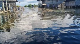 Air laut merendam pemukiman rumah penduduk di Desa Semparong, Rabu (31/3) (foto: istimewa)