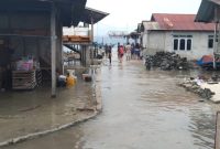 Banjir rob masuk hingga ke rumah penduduk di Desa Pemana, Jumat (2/4) (foto: istimewa)