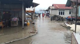 Banjir rob masuk hingga ke rumah penduduk di Desa Pemana, Jumat (2/4) (foto: istimewa)