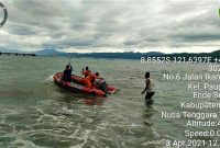 Opwrasi SAR terhadap KM Empat Bersaudara yang mengalami kecelakaan laut di perairan Ende, Sabtu (3/4) (foto: istimewa)