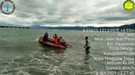 Opwrasi SAR terhadap KM Empat Bersaudara yang mengalami kecelakaan laut di perairan Ende, Sabtu (3/4) (foto: istimewa)