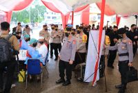 Kapolri menyaksikan donor plasma konvalesen di Mapolda NTT, Sabtu (3/4) (foto: istimewa)