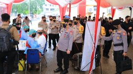 Kapolri menyaksikan donor plasma konvalesen di Mapolda NTT, Sabtu (3/4) (foto: istimewa)