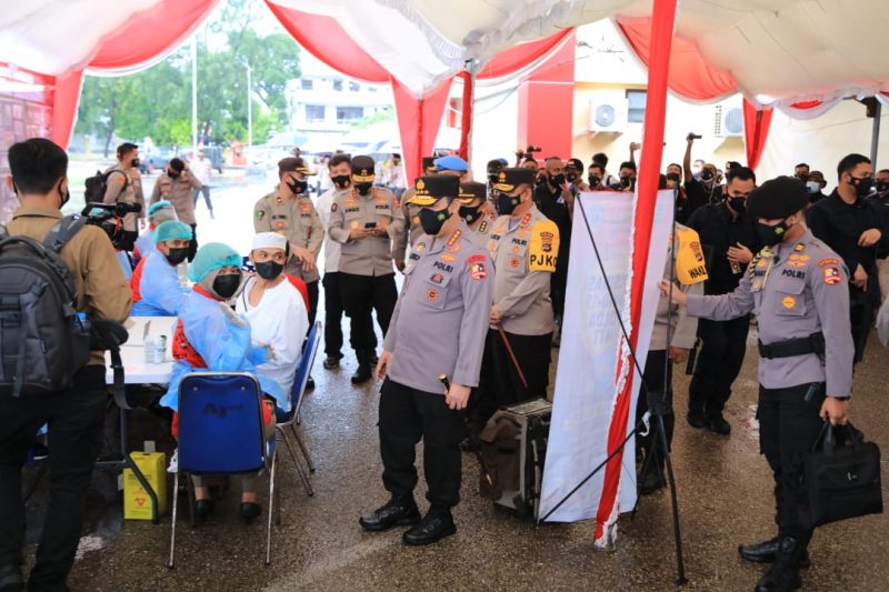 Kapolri menyaksikan donor plasma konvalesen di Mapolda NTT, Sabtu (3/4) (foto: istimewa)