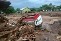 Sebuah mobil pengangkut BBM yang hanyut terbawa banjir bandang di Kecamatan Ile Boleng, Minggu (4/4) (foto: istimewa)