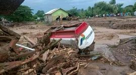 Sebuah mobil pengangkut BBM yang hanyut terbawa banjir bandang di Kecamatan Ile Boleng, Minggu (4/4) (foto: istimewa)