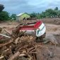 Sebuah mobil pengangkut BBM yang hanyut terbawa banjir bandang di Kecamatan Ile Boleng, Minggu (4/4) (foto: istimewa)