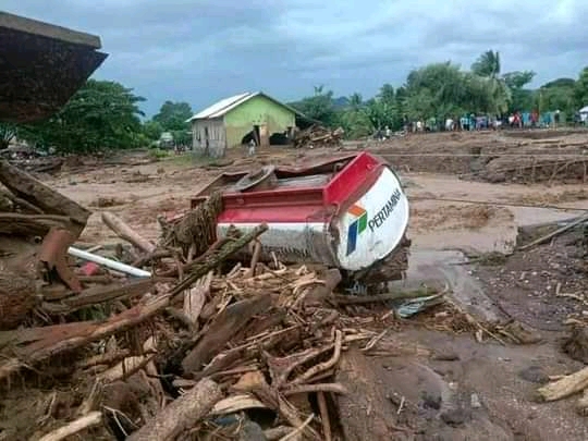 Sebuah mobil pengangkut BBM yang hanyut terbawa banjir bandang di Kecamatan Ile Boleng, Minggu (4/4) (foto: istimewa)