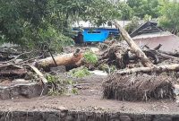 Rumah warga di Kecamatan Ile Ape disapu banjir bandang, Minggu (4/4) (foto/istimewa)