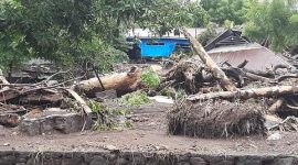 Rumah warga di Kecamatan Ile Ape disapu banjir bandang, Minggu (4/4) (foto/istimewa)