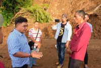 Politisi PDIP Andreas Hugo Pareira dalam sebuah kesenpatan bersama masyarakat Flores Timur