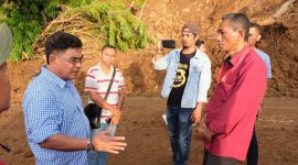 Politisi PDIP Andreas Hugo Pareira dalam sebuah kesenpatan bersama masyarakat Flores Timur