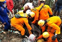 Suasana evakuasi korban yang dilakukan Tim SAR Gabungan, Senin (5/4) (foto: istimewa)
