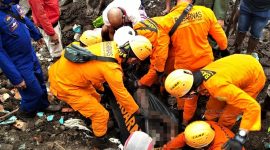 Suasana evakuasi korban yang dilakukan Tim SAR Gabungan, Senin (5/4) (foto: istimewa)