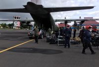 Mobil Presiden Jokowi diturunkan dari Hercules di Bandara Frans Seda Maumere, Selasa (6/4)