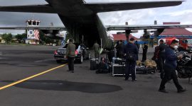 Mobil Presiden Jokowi diturunkan dari Hercules di Bandara Frans Seda Maumere, Selasa (6/4)