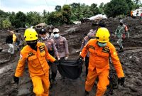 Operasi Tim SAR Gabungan berhasil mengevakuasi seorang korban di Desa Nelelamadike Ile Boleng, Selasa (6/4) (foto: istimewa)