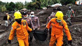 Operasi Tim SAR Gabungan berhasil mengevakuasi seorang korban di Desa Nelelamadike Ile Boleng, Selasa (6/4) (foto: istimewa)