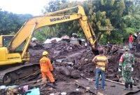 Proses evakuasi 1 korban di Desa Waiburak Kecamatan Adonara Timur, Rabu (7/4) (foto: istimewa)