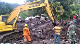 Proses evakuasi 1 korban di Desa Waiburak Kecamatan Adonara Timur, Rabu (7/4) (foto: istimewa)