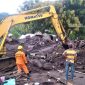 Proses evakuasi 1 korban di Desa Waiburak Kecamatan Adonara Timur, Rabu (7/4) (foto: istimewa)