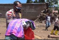 Wakapolres Flotim Kompol Yance Seran membopong jasad bayi yang meninggal, Rabu (7/4) siang (foto: istimewa)