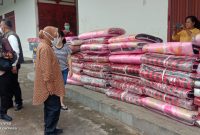 Mensos RI Tri Rismaharini memborong kasur lipat untuk pengungsi Waipare, Kamis (8/4)