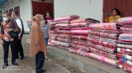 Mensos RI Tri Rismaharini memborong kasur lipat untuk pengungsi Waipare, Kamis (8/4)