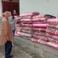 Mensos RI Tri Rismaharini memborong kasur lipat untuk pengungsi Waipare, Kamis (8/4)