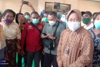 Mensos RI Tri Rismaharini mengunjungi warga yang mengungsi si Aula UPP Coklat Waipare, Kamis (8/4)