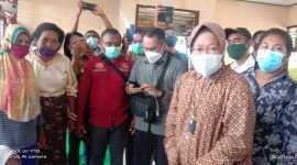 Mensos RI Tri Rismaharini mengunjungi warga yang mengungsi si Aula UPP Coklat Waipare, Kamis (8/4)