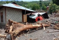 Badai Seroja meluluhlantakkan sejumlah daerah di NTT, Minggu (4/4) (foto: istimewa)
