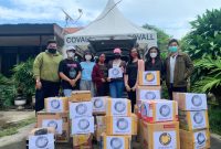 Alumni Smater Angkatan 11 pose bersama sebelum menyerahkan 21 koli bantuan bencana, Kamis (8/4) (foto: istimewa)