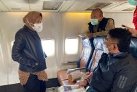 AHP dan Mensos RI berbincang sejenak di atas pesawat saat hendak ke Sumba Timur, Kamis (8/4 (foto: istimewa)