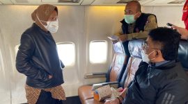 AHP dan Mensos RI berbincang sejenak di atas pesawat saat hendak ke Sumba Timur, Kamis (8/4 (foto: istimewa)