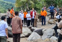 Presiden Jokowi berada di tengah reruntuhan batu di Desa Amakaka Kecamatan Ile Ape, Jumat (9/4) (foto: istimewa)