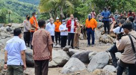 Presiden Jokowi berada di tengah reruntuhan batu di Desa Amakaka Kecamatan Ile Ape, Jumat (9/4) (foto: istimewa)