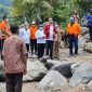 Presiden Jokowi berada di tengah reruntuhan batu di Desa Amakaka Kecamatan Ile Ape, Jumat (9/4) (foto: istimewa)