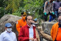 Presiden Jokowi menyampaikan keterangan kepada wartawan di lokasi bencana Desa Amakaka (foto: istimewa)