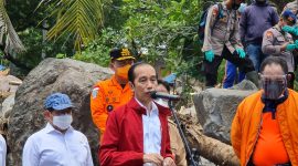 Presiden Jokowi menyampaikan keterangan kepada wartawan di lokasi bencana Desa Amakaka (foto: istimewa)
