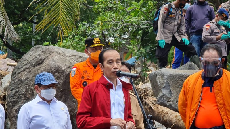 Presiden Jokowi menyampaikan keterangan kepada wartawan di lokasi bencana Desa Amakaka (foto: istimewa)