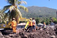 Tim SAR Gabungan sedang melakukan operasi pencarian korban hilang di Desa Nelelamadike Kecamatan Ile Boleng Kabupaten Flotim (foto: istimewa)