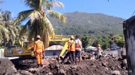 Tim SAR Gabungan sedang melakukan operasi pencarian korban hilang di Desa Nelelamadike Kecamatan Ile Boleng Kabupaten Flotim (foto: istimewa)